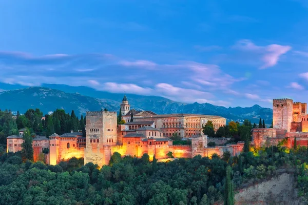 Alhambra w godzinach wieczornych w Granada, Andaluzja, Południowa Hiszpania — Zdjęcie stockowe