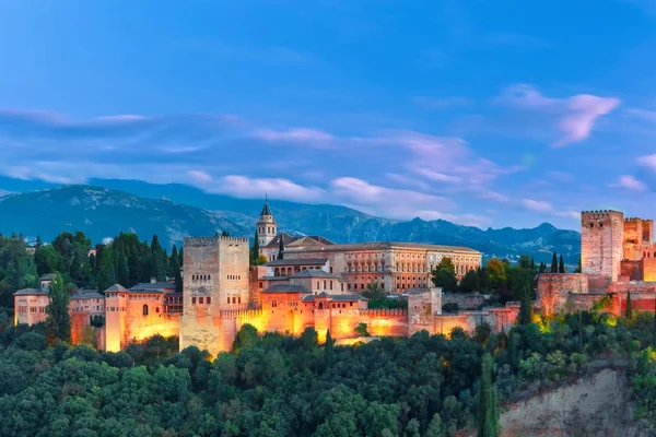 Alhambra på kvällen i Granada, Andalusien, Spanien — Stockfoto