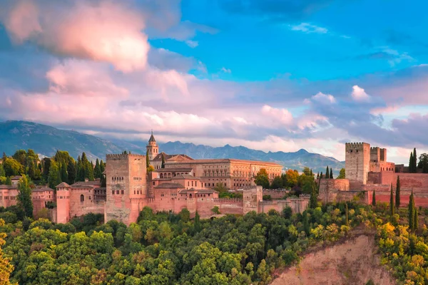 Alhambra bij zonsondergang in Granada, Andalusië, Spanje — Stockfoto