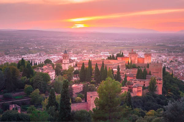 Alhambra vid solnedgången i Granada, Andalusien, Spanien — Stockfoto