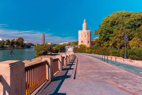 Torre del oro an einem sonnigen Tag in Sevilla, Spanien — Stockfoto