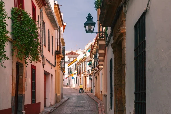 The sunny street in Cordoba, Spain — Stock Photo, Image