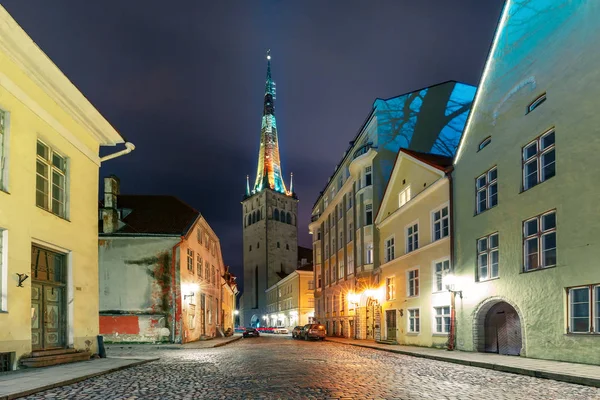 Ночная улица в Старом городе Таллинна, Эстония — стоковое фото