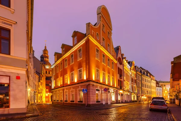 Éjszakai utcai, a régi város, Riga, Lettország — Stock Fotó