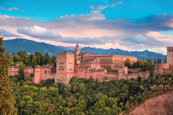 Alhambra ao pôr do sol em Granada, Andaluzia, Espanha — Fotografia de Stock