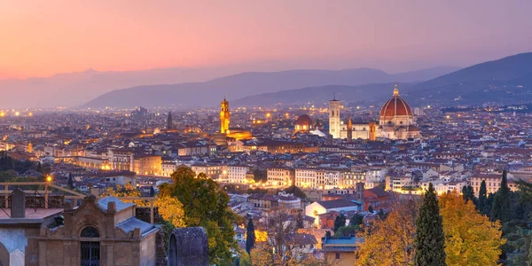 Famous view of Florence at night, Italy — Stock Photo, Image