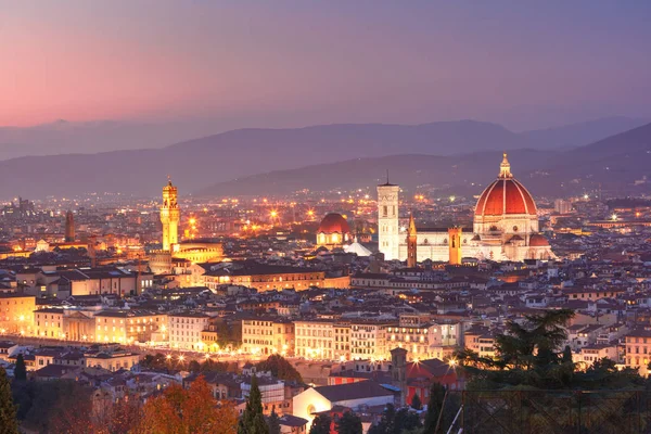 Berömda utsikten över Florens på natten, Italien — Stockfoto