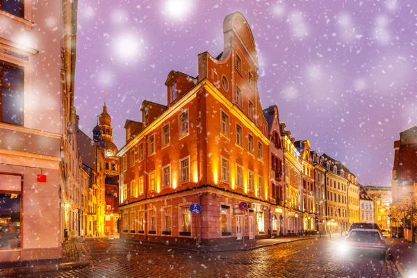 Calle nocturna en el casco antiguo de Riga, Letonia — Foto de Stock