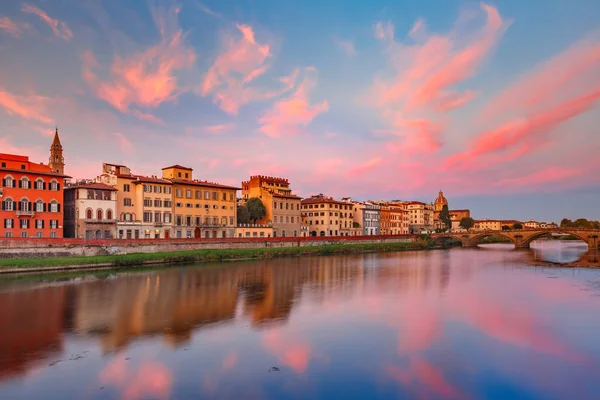Floden Arno och Ponte Vecchio i Florens, Italien — Stockfoto
