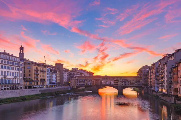 意大利佛罗伦萨的Arno河和Ponte Vecchio河 — 图库照片