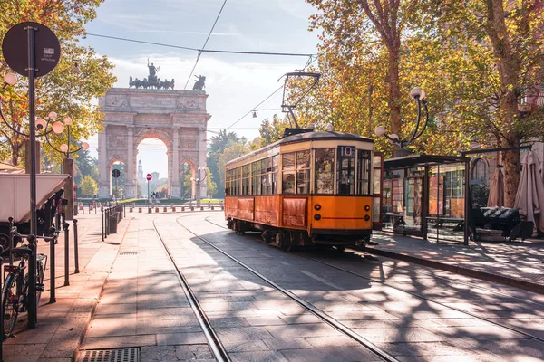 Berühmte vintage tram in milan, lombardia, italien — Stockfoto