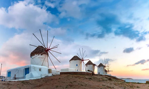 Traditionella väderkvarnar vid soluppgången, Santorini, Grekland — Stockfoto