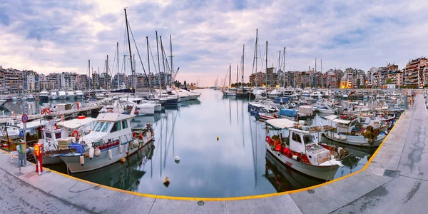 Piraeus Marina in de ochtend, Athene, Griekenland — Stockfoto