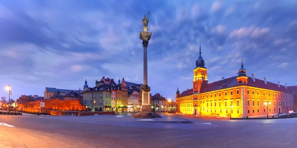 Piazza del Castello di notte a Varsavia, Polonia . — Foto Stock