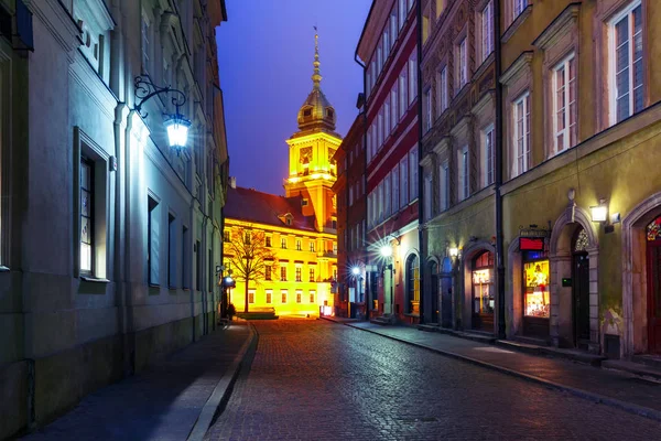 Красивая улица в Старом городе Варшавы, Польша — стоковое фото
