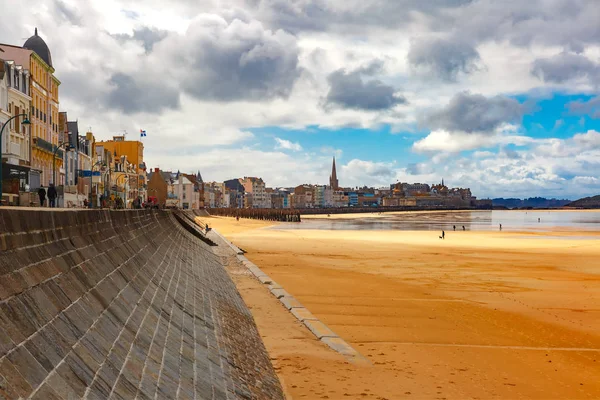 Embankment and beach, Saint-Malo, Bretagna, Francia — Foto Stock