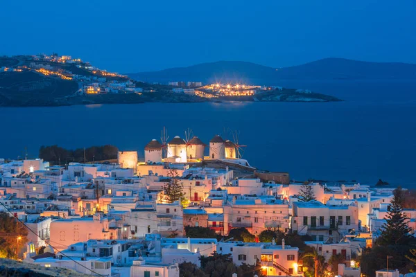 Traditionele windmolens bij zonsondergang, Santorini, Griekenland — Stockfoto