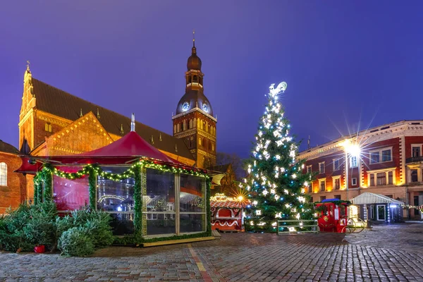 Рождественский рынок в Риге, Латвия — стоковое фото