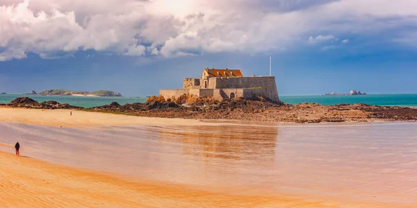 Embankment and beach, Saint-Malo, Brittany, França — Fotografia de Stock