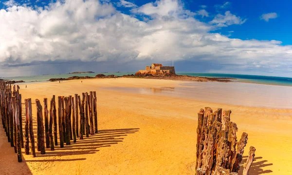 Embankment and beach, Saint-Malo, Brittany, França — Fotografia de Stock