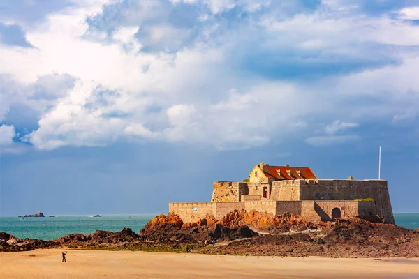 Vallen och stranden, Saint-Malo, Bretagne, Frankrike — Stockfoto