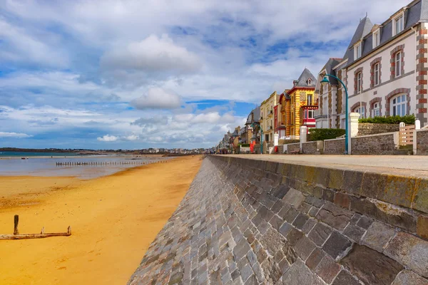 Embankment and beach, Saint-Malo, Brittany, França — Fotografia de Stock