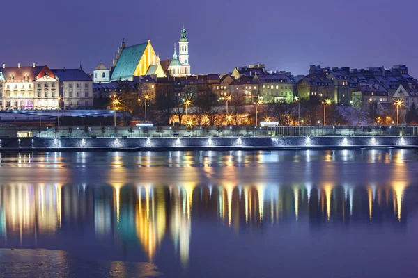 Старе місто і річки Вісла вночі у Варшаві, Польща. — стокове фото