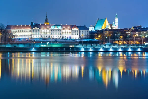 Starówki i rzeki Wisły w nocy w Warszawie. — Zdjęcie stockowe