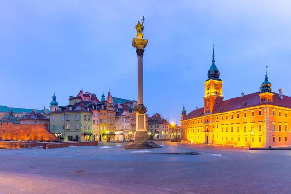 Castle Square på natten i Warszawa, Poland. — Stockfoto