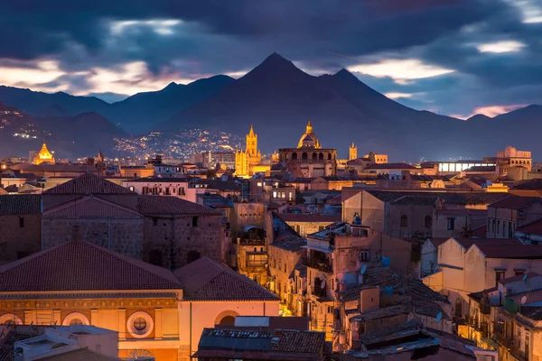 Palermo bei Nacht, Sizilien, Italien — Stockfoto