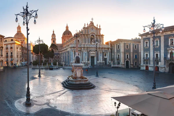 Cattedrale di Catania all'alba, Sicilia, Italia — Foto Stock