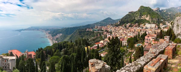 Вид з повітря на Таорміна (Сицилія, Італія). — стокове фото