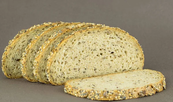 Dilimlenmiş kepekli kahverengi ekmek — Stok fotoğraf
