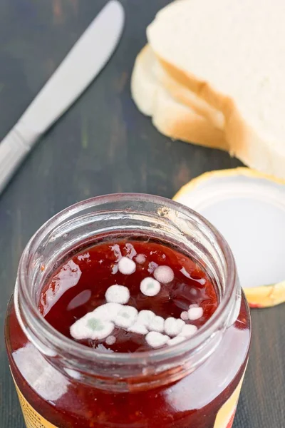Verschimmelte Marmelade im Glas — Stockfoto
