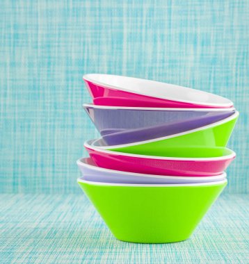 Renkli kaseler yığını