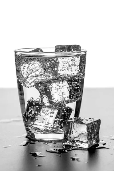 在有复印空间的湿表面上的一杯水和冰块 — 图库照片