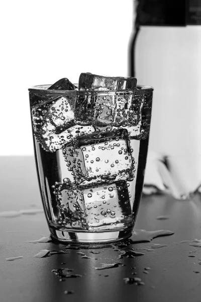 Vaso Agua Con Cubitos Hielo Sobre Una Superficie Húmeda —  Fotos de Stock