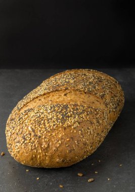Kepekli çok tahıl ekmek ile kopya alanı metniniz için koyu renk arka plan üzerinde