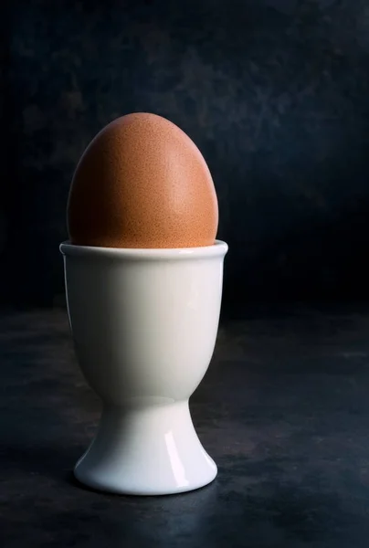 Karanlık Bir Arka Planda Kaynamış Bir Yumurtanın Düşük Işık Görüntüsü — Stok fotoğraf