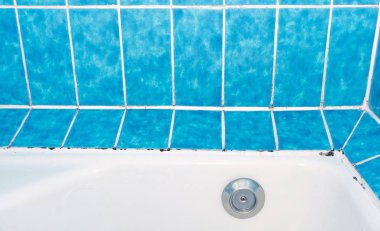 Küvette nemli kiremit ve silikon dolgu maddesi yetişiyor.