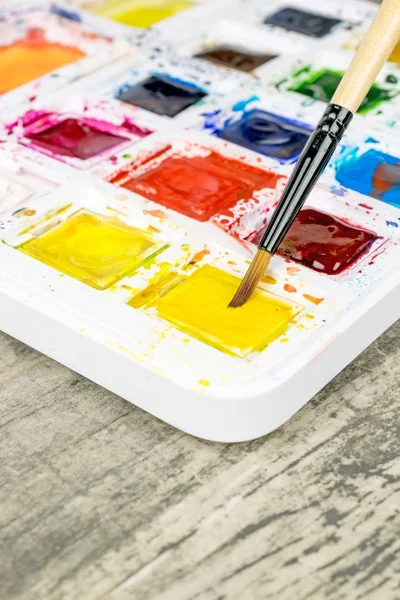 Художники Рисуют Кистью Коробкой Разноцветных Акварельных Красок — стоковое фото