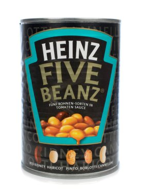 NIEDERSACHSEN, GERÇEK 23 NİSAN 2020: Bir kutu Heinz Five Beanz fırınlanmış fasulye