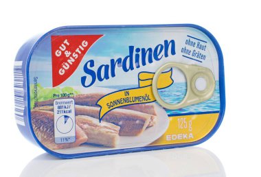 NIEDERSACHSEN, GERMANY 23 Nisan 2020: Beyaz arka planda bir kutu Gut und Guenstig Sardinen