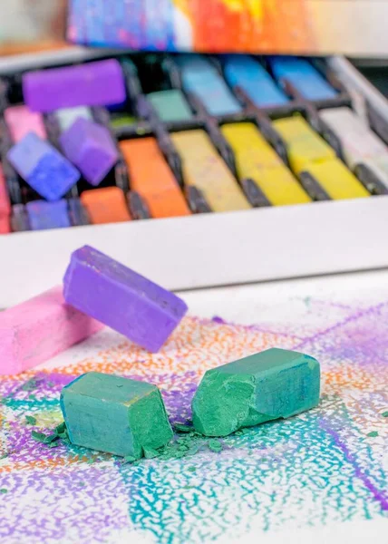 Una Imagen Cerca Macro Artistas Rotos Lápices Colores Pastel Suaves —  Fotos de Stock