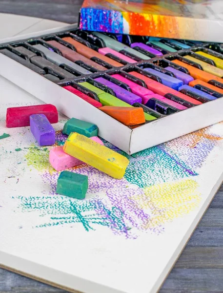 Une Boîte Artistes Crayons Craie Pastel Doux Couché Sur Tampon — Photo