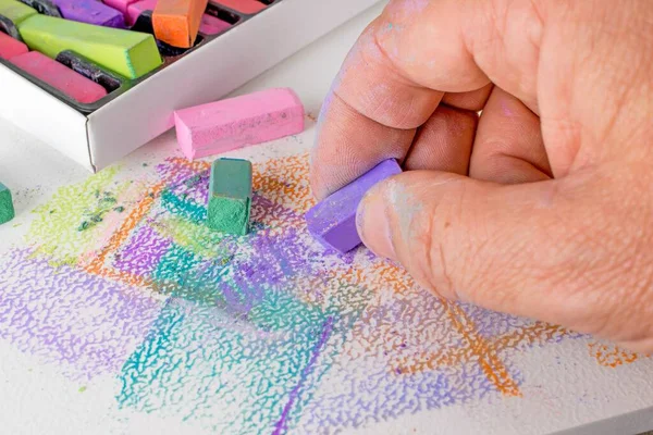 Artiste Utilisant Des Crayons Pastel Craie Douce Pour Une Œuvre — Photo
