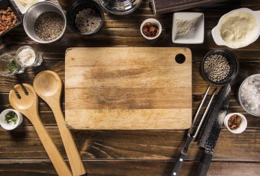 Ahşap masa, üst viewcooked somon steak sebzeli üzerinde siyah spagetti. Üstten Görünüm