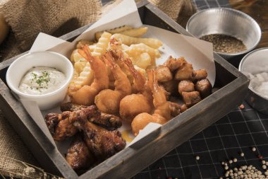 Kızarmış kümesinde ahşap kutu