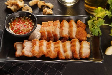 ahşap masa üzerinde kızarmış domuz eti. Üstten Görünüm