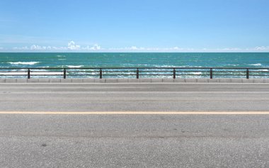 Yol kenarında deniz plaj